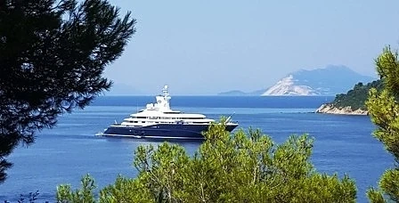 Шейхът на Катар е на остров Скиатос с прочутата си яхта Al Mirqab (СНИМКИ)