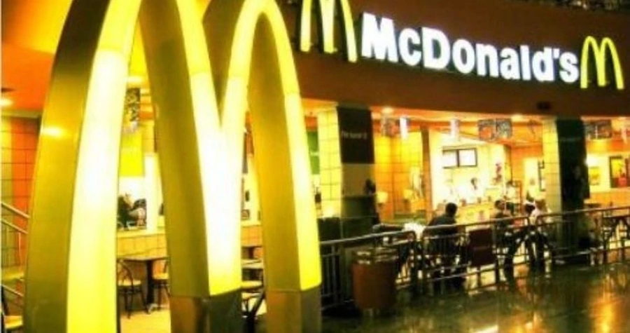 McDonald’s уволни служител, снимал мръсна машина за сладолед