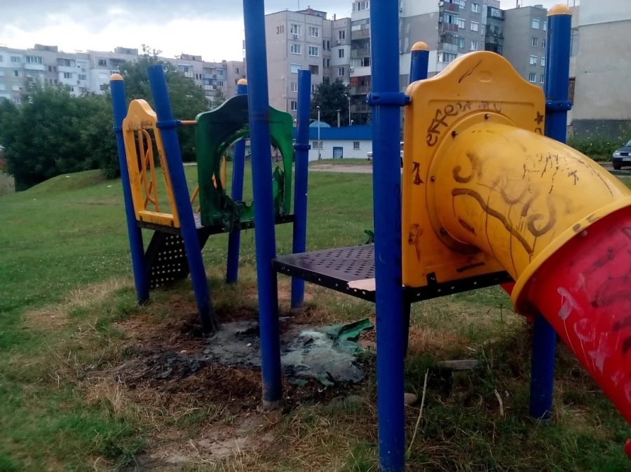 Опожариха детска площадка в Ловеч 