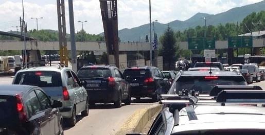 Километрични опашки от сутринта на граничните пунктове