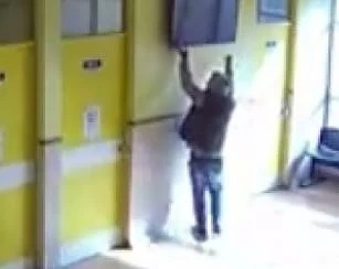 Ето как циганин открадна телевизор посред бял ден - ВИДЕО