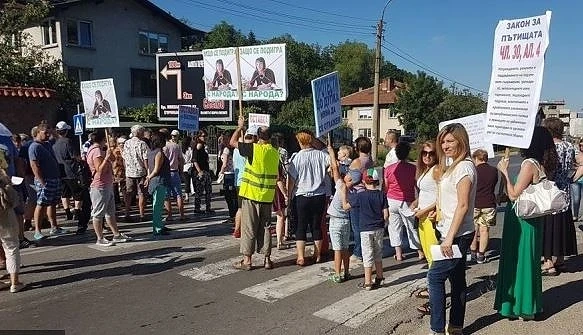 Жителите на „Княжево“ и „Владая“ блокираха главен път Е-79