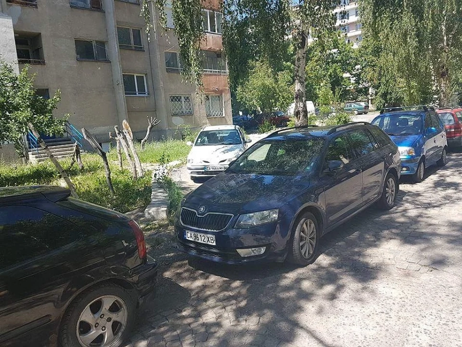Вижте как плаши жена за паркиране