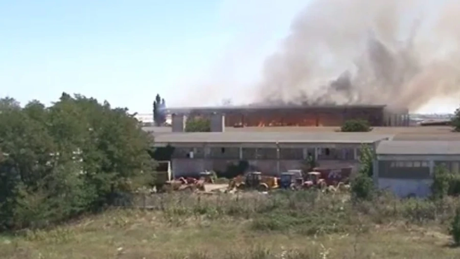 Все още продължава пожарът в най-голямата кравеферма у нас 