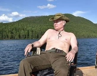 Путин се припича гол до кръста и лови риба (СНИМКИ)