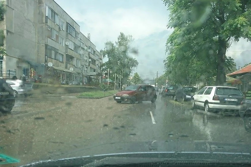 Страшна буря и гръмотевици удариха столицата!