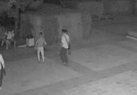 Група роми пребиват момчета, стоящи на пейка, заради стар конфликт (ВИДЕО)