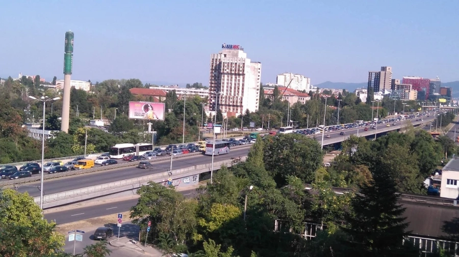 Тежка катастрофа между такси и кола на столичното Цариградско шосе