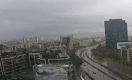 В София е като нощ. Вали и гърми (СНИМКИ)