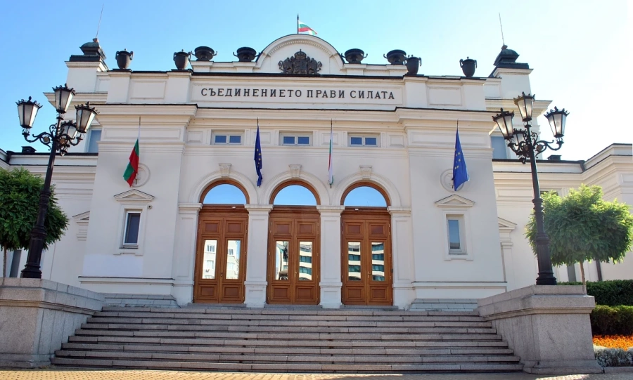 Обновяват осветлението на Народното събрание   