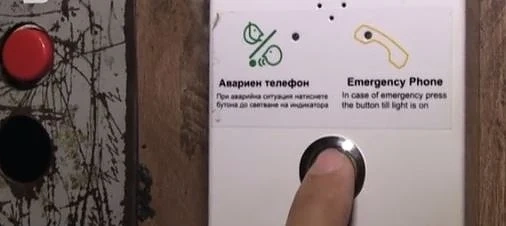 Семейство с бебе на един месец престоя 40 минути в закъсал асансьор 