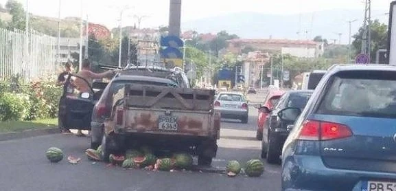  Шофьор задръсти с дини централен булевард в Пловдив (СНИМКА)