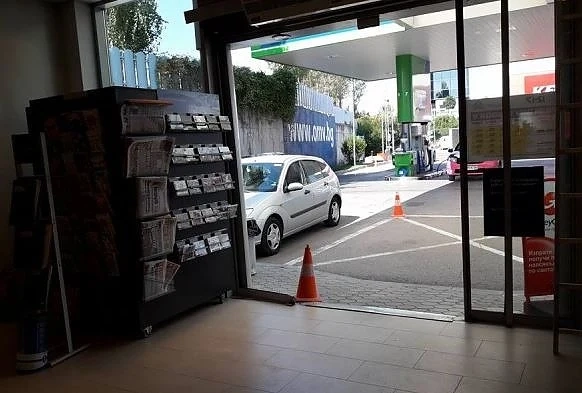 Автомобил се вряза в бензиностанция в София (СНИМКИ)
