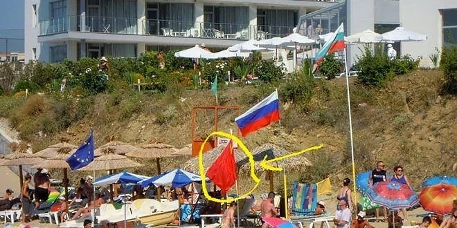 Тъпотия! Развяха съветското знаме в Свети Влас
