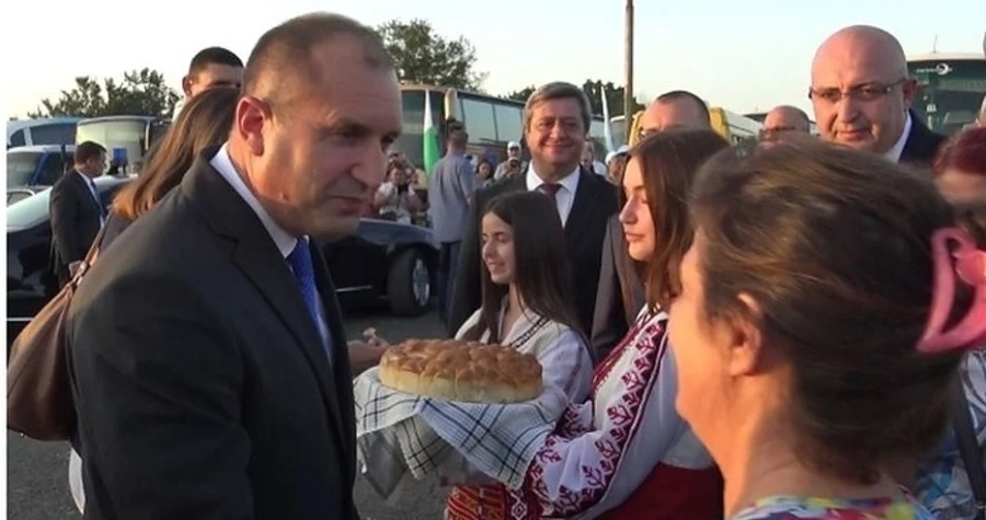 Тракийка подари бродирана кърпа на Румен Радев 