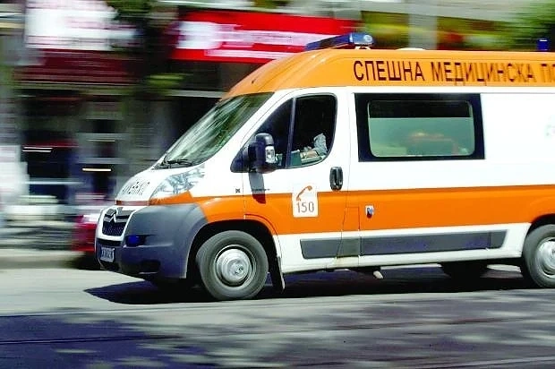 Такси помете дете на пътя