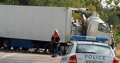 Три товарни автомобила се сблъскаха в Прохода на Републиката