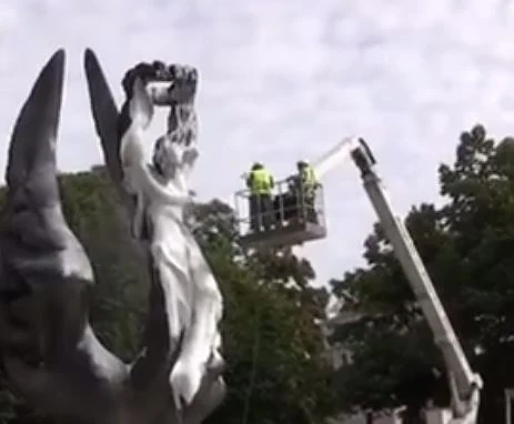 Паметникът на Съединението в Пловдив ухае на люляк