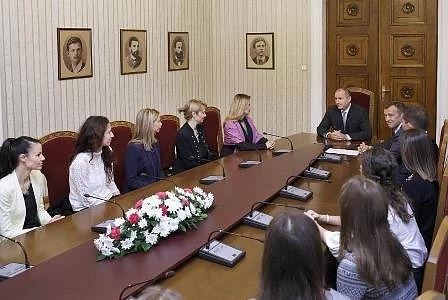 Президентът Радев се срещна с ансамбъла по художествена гимнастика (СНИМКИ)