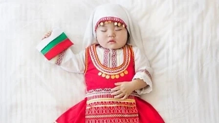 Защо корейско бебе е с българска носия (СНИМКИ)