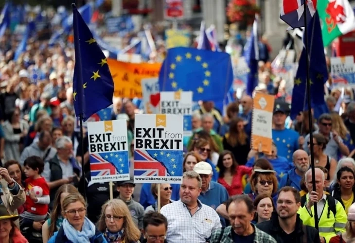 Хиляди изпълниха улиците на Лондон против BREXIT