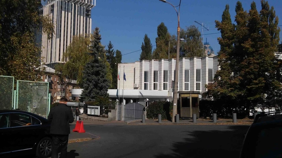 Откриха пакет с боеприпаси в българското посолство в Киев 