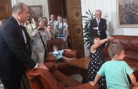 Деца седнаха на стола на президента (СНИМКИ)