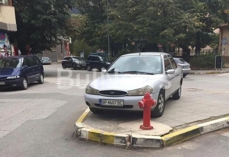 Вижте как паркират във Враца 
