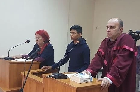 Оставиха в ареста ученика, удрял с кол преподавател в Садово