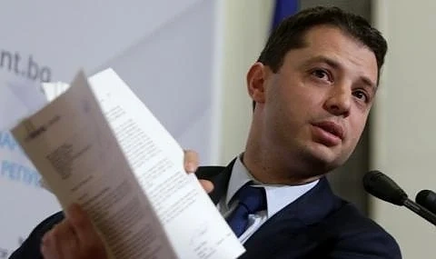 Делян Добрев депозира оставката си в парламента