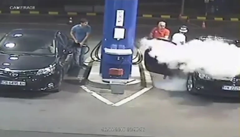 Загасиха цигара на пернишки келеш с пожарогасител (ВИДЕО)