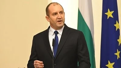 Радев: Пред камерите премиерът ми подава ръка и има моята, но съпартийците му продължават да безчинстват