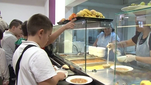 438 фирми ще доставят храна в училищата 