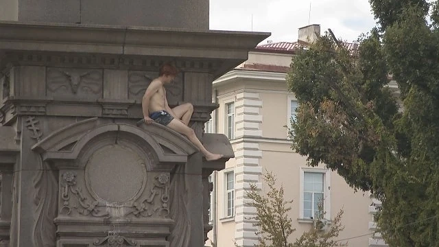  Млад мъж се качи на паметника на Васил Левски в София
