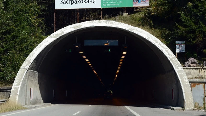 Подменят лампите в тунела на „Тракия“  