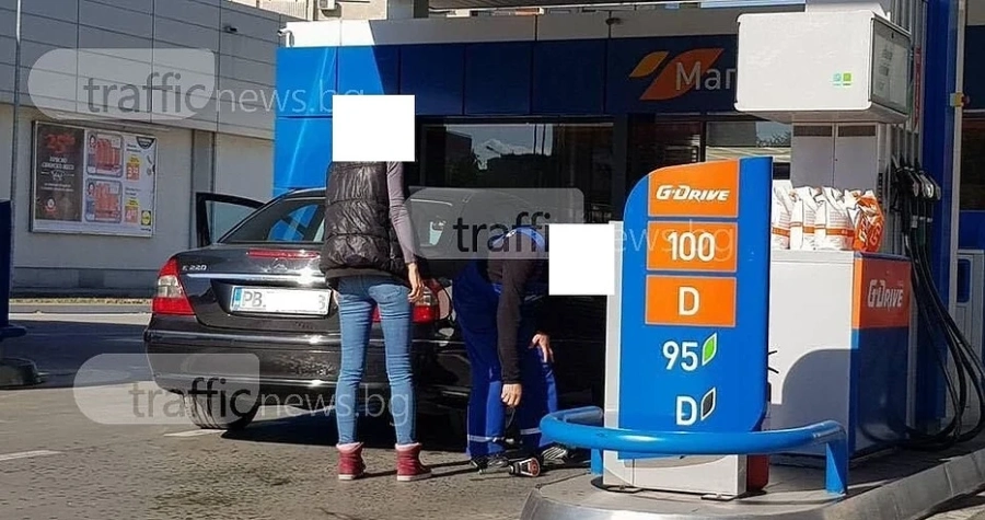  Жена тръгна с маркуча, докато зареждат колата й с гориво