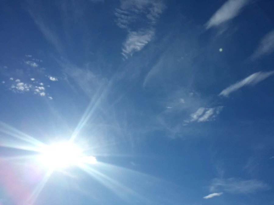  Слънчево време с температури между 22°и 27°