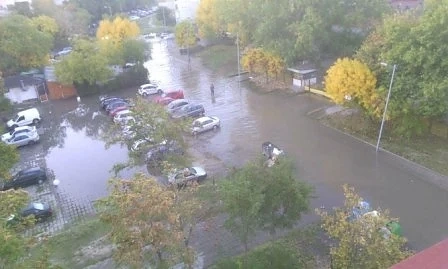 Авария наводни улиците на ж.к. „Тракия” в Пловдив (СНИМКИ)
