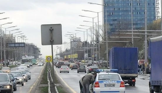 Пътник пострада при рязко спиране на автобус на столичния бул. \