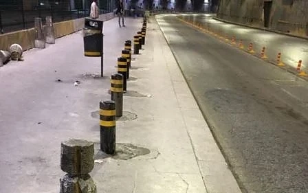 Новите колчета в подлеза на НДК: Криви и с разбити плочки