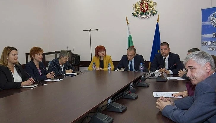Обмислят безплатен транспорт за гимназисти    
