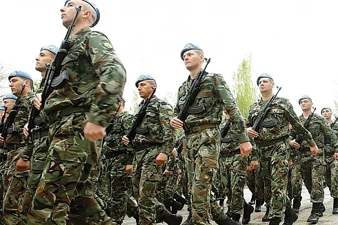 Вдигат парите на военните   