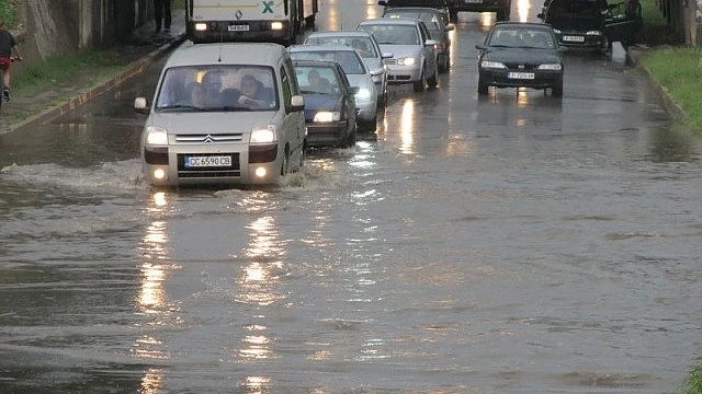 Обявиха частично бедствено положение в Бургас заради дъждовете