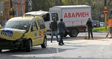 Мерцедес отнесе такси на столично кръстовище (СНИМКИ)