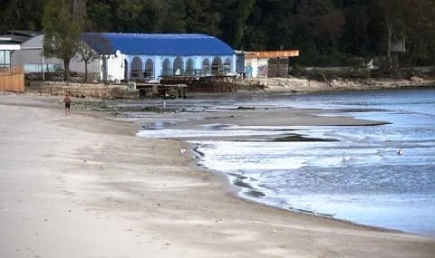 Морето се отдръпна с десетки метри във Варна