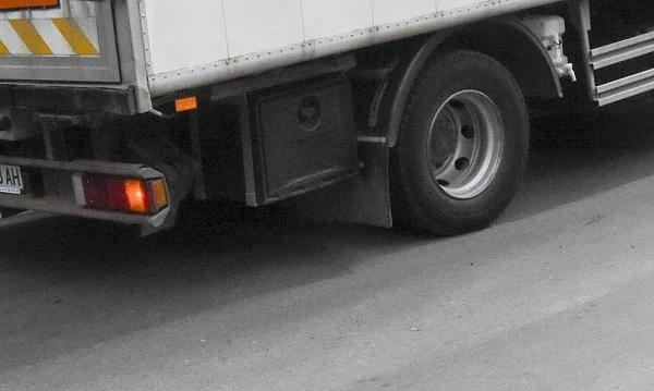 ТИР удари автобус на градския транспорт в Бургас