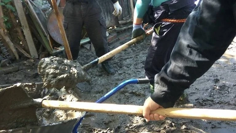Доброволци от цялата страна помагат на пострадалите в Бургаско 
