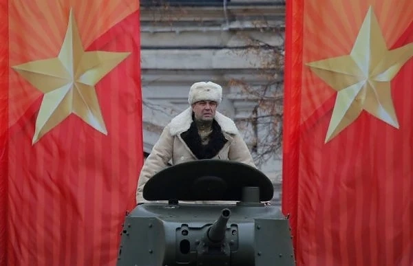 Тържествен марш в Москва за годишнината от парада 1941 г.