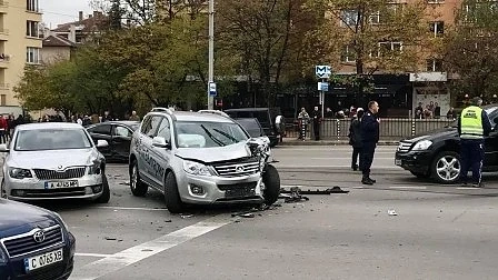 Верижна катастрофа пред столичния хотел „Хемус”(СНИМКИ)