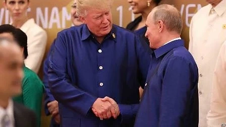 Доналд Тръмп и Владимир Путин се ръкуваха във Виетнам (СНИМКА)